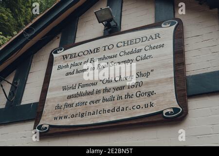 Cheddar, Regno Unito - 26 luglio 2020: Cartello di benvenuto e informazioni su un edificio del negozio originale Cheddar Cheese Co Cheddar, un villaggio famoso per la sua gola e is Foto Stock