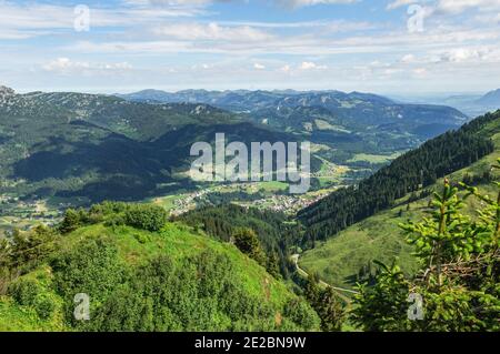 Splendida vista sull'idilliaca Kleinwalsertal nella regione austriaca di Vorarlberg Foto Stock