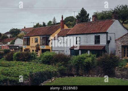 Cheddar, Regno Unito - 26 luglio 2020: Case colorate a Cheddar, un villaggio famoso per la sua gola ed è il luogo di nascita del formaggio famoso in tutto il mondo. Foto Stock