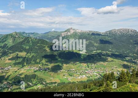 Splendida vista sull'idilliaca Kleinwalsertal nella regione austriaca di Vorarlberg Foto Stock