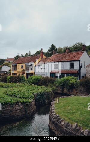 Cheddar, Regno Unito - 26 luglio 2020: Case colorate a Cheddar, un villaggio famoso per la sua gola ed è il luogo di nascita del formaggio famoso in tutto il mondo. Foto Stock