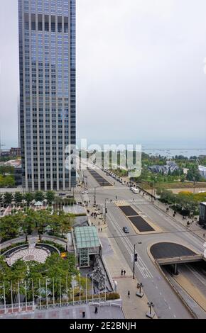 Vista da Prudential Plaza all'edificio BCBS il giorno dell'autunno foggy, Chicago, Illinois, 2019 Foto Stock