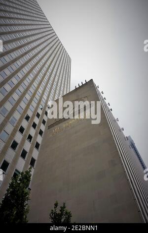 Vista dalla strada fino a Prudential Plaza sulla foggy Fall Day, Chicago, Illinois, 2019 Foto Stock