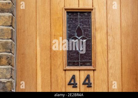 fortifo in acciaio nero su una porta anteriore in legno chiaro Foto Stock