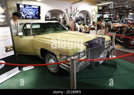 MOTALA, SVEZIA - 13 GENNAIO 2021: Uno degli ultimi Cadillac di Elvis è in vendita. L'auto, un Fleetwood Brougham del modello 1975, è ora in mostra al Motala Motor Museum. Foto Stock