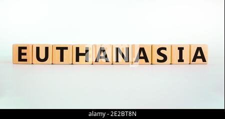 Simbolo di eutanasia. Cubetti di legno con la parola 'Euthanasia'. Concetto medico ed eutanasia. Splendido sfondo bianco, spazio per la copia. Foto Stock