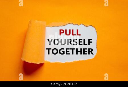 Tira insieme il simbolo. Il testo "tiratevi insieme" appare dietro la carta arancione strappata. Affari, motivazionale e tirarsi insieme Foto Stock