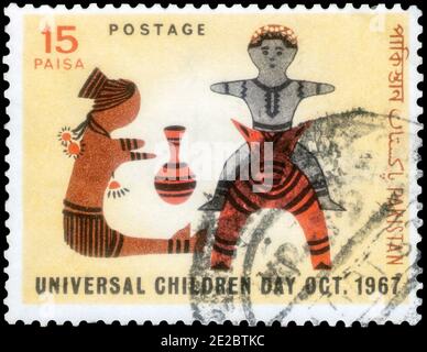 San Pietroburgo, Russia - 12 novembre 2020: Francobollo stampato in Pakistan con l'immagine dei giocattoli Clay, circa 1967 Foto Stock