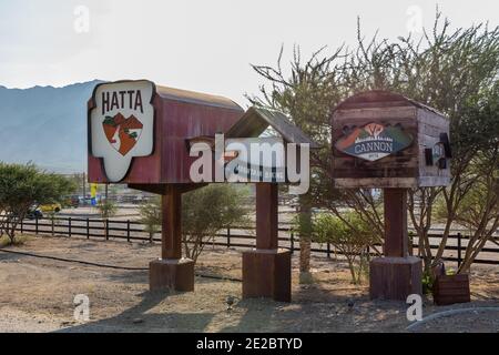 Hatta, Emirati Arabi Uniti, 10.11.2020. Caselle postali vintage in stile americano gigante in Hatta Wadi Hub nelle montagne Hajar, Emirati Arabi Uniti. Foto Stock