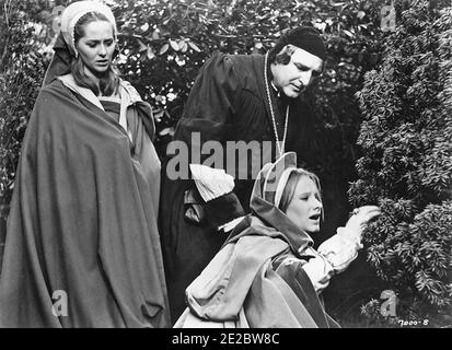CRY OF THE BANSHEE 1970 American International Pictures film con da sinistra: Hilary Heath, Marshall Jones e Essy Persson. Foto Stock