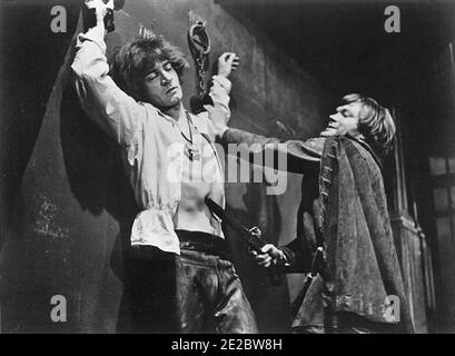 CRY OF THE BANSHEE 1970 American International Pictures film con Andrew McCulloch a sinistra e Patrick Mower Foto Stock