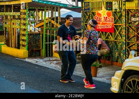 Soca Dancing sulla strada di fronte al Charlies Bar a Grand Mal, Grenada Foto Stock