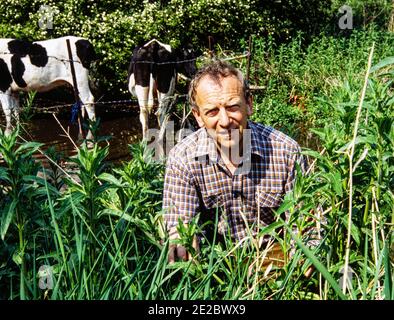 HEMEL HEMPSTEAD - INGHILTERRA 1986. Gordon Beningfield (artista inglese della fauna selvatica, radiodiffusione e naturalista). Con i bambini del grande schoo Gaddesden Foto Stock