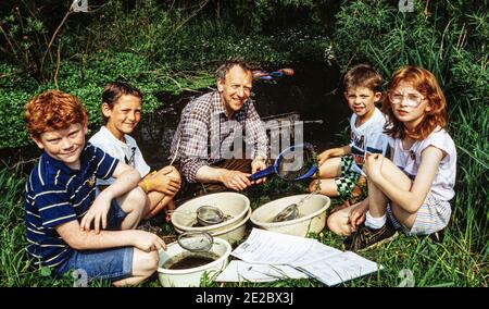 HEMEL HEMPSTEAD - INGHILTERRA 1986. Gordon Beningfield (artista inglese della fauna selvatica, radiodiffusione e naturalista). Con i bambini del grande schoo Gaddesden Foto Stock