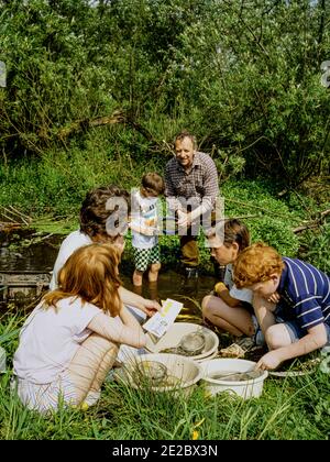 HEMEL HEMPSTEAD - INGHILTERRA 1986. Gordon Beningfield (artista inglese della fauna selvatica, radiodiffusione e naturalista). Con i bambini del grande schoo Gaddesden Foto Stock