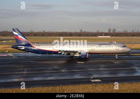 Aeroporto Russo Airbus A321-200 con registrazione VP-BUP sulla Taxiway all'aeroporto di Dusseldorf. Foto Stock