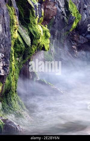 Le scogliere di El Silencio Gavieira, vicino a Cudillero, Asturie, Spagna Foto Stock