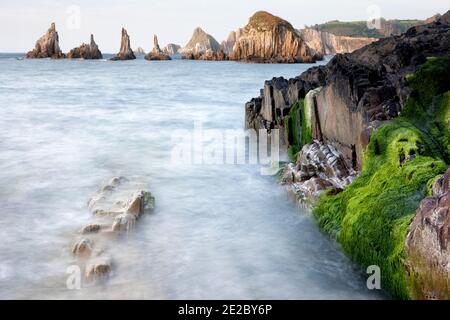 Le scogliere di El Silencio Gavieira, vicino a Cudillero, Asturie, Spagna Foto Stock