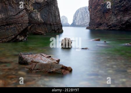 Le scogliere di El Silencio Gavieira, vicino a Cudillero, Asturie, Spagna Foto Stock