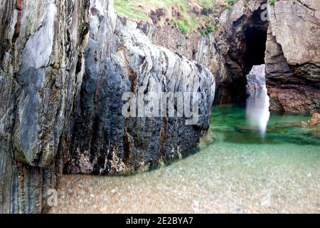 Le scogliere di El Silencio Gavieira, vicino a Cudillero, Asturie, Spagna Foto Stock