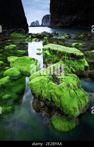 Le scogliere di El Silencio Gavieira, vicino a Cudillero, Asturie, Spagna Foto Stock