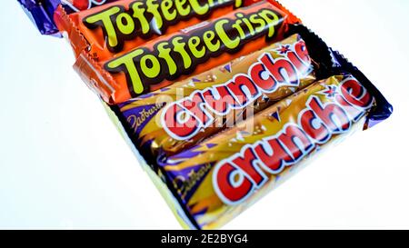 Norwich, Norfolk, Regno Unito – Dicembre 24 2020. Una fotografia editoriale illustrativa di due croccanti Nestle Toffee e due barrette di cioccolato Cadbury Crunchie Foto Stock