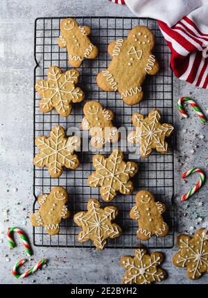 La parte superiore dei biscotti di pan di zenzero sulla griglia metallica sul contatore di pietra grigio. Foto Stock