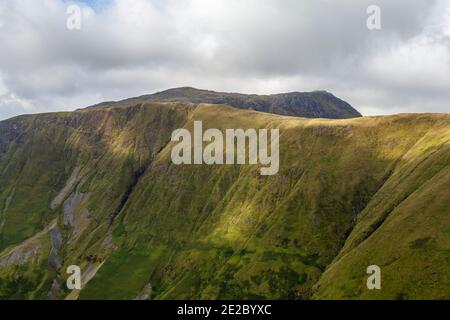 Aran Fawddwy visto dalla cima di Pen Yr Allt Uchaf, un'area nel Galles del Parco Nazionale di Snowdonia Foto Stock