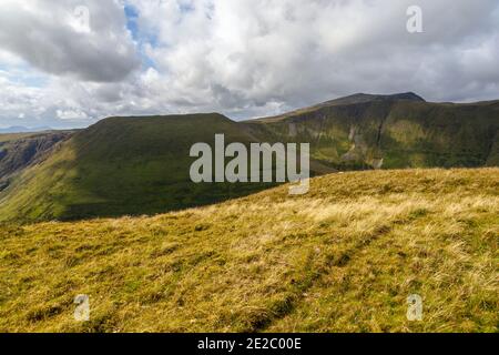 Aran Fawddwy visto dalla cima di Pen Yr Allt Uchaf, un'area nel Galles del Parco Nazionale di Snowdonia Foto Stock