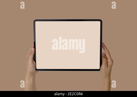Immagine mockup di mano Donne che tengono bianco schermo telefono cellulare tablet. Isolato su sfondo bianco Foto Stock