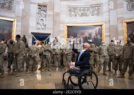 Washington DC, Stati Uniti. 13 gennaio 2021. Il rappresentante degli Stati Uniti Brian Mast (Repubblicano della Florida) presenta i membri della Guardia Nazionale alla rotonda presso il campidoglio degli Stati Uniti, mentre la Camera dei rappresentanti vota su H. Res. 24, Impeaching Donald John Trump, presidente degli Stati Uniti, per alti crimini e misdemeanori, presso il Campidoglio degli Stati Uniti a Washington, DC, mercoledì 13 gennaio 2021. Credit: Rod Lamkey/CNP /MediaPunch Credit: MediaPunch Inc/Alamy Live News Foto Stock