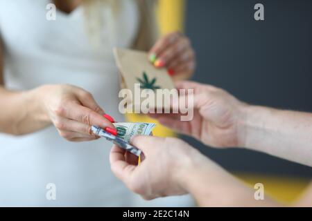 Donna vende farmaci per soldi Foto Stock