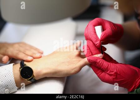 Operatore che indossa guanti rossi Foto Stock