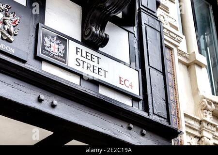 Cartello per Fleet Street all'esterno dell'edificio in stile giacobino che ospita la Prince Henry's Room, Londra, Regno Unito Foto Stock
