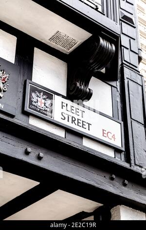 Cartello per Fleet Street all'esterno dell'edificio in stile giacobino che ospita la Prince Henry's Room, Londra, Regno Unito Foto Stock