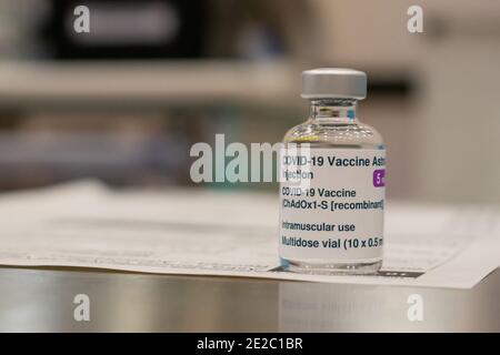 Una dose del vaccino AstraZeneca-0xford Covid-19 ad un NHS una donna anziana riceve un'iniezione di un vaccino Covid-19 ad un centro di vaccinazione di massa di NHS.i centri di vaccinazione di massa di Serval ora aperto al pubblico in quanto il governo continua ad aumentare il programma di vaccinazione contro Covid-19. Foto Stock