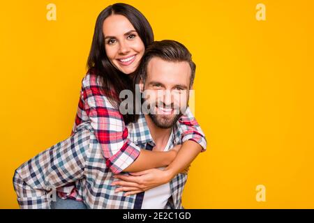 Ritratto fotografico di donna che cavalcava sulla schiena isolata sfondo giallo brillante con spazio vuoto Foto Stock