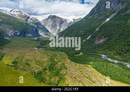 Vista aerea sulla valle Langedalen e il ghiacciaio Jostedalsbre, regione del Sognefjord, Norvegia. Foto Stock