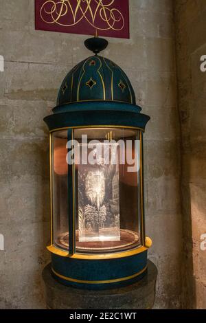 'Glass Prism' di Laurence Whistler, è un monumento all'artista Rex Whistler (suo fratello) nella Cattedrale di Salisbury, Salisbury, Wiltshire, Regno Unito. Foto Stock