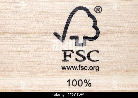 Marchio certificato FSC su legno tenero. Il logo Forest Stewardship Council (FSC) è stampato su legno conforme agli standard ambientali. Foto Stock