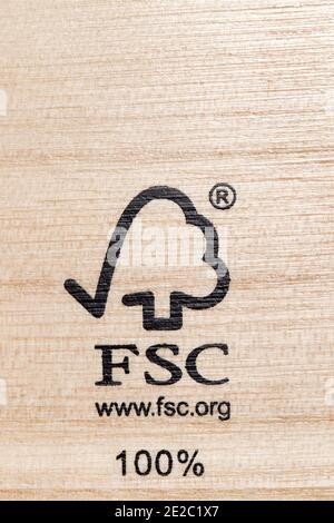 Marchio certificato FSC su legno tenero. Il logo Forest Stewardship Council (FSC) è stampato su legno conforme agli standard ambientali. Foto Stock