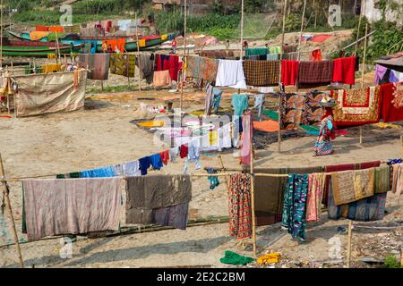 Asciugando i panni sulla riva del fiume Titas a Brahmanbaria, Bangladesh. Foto Stock