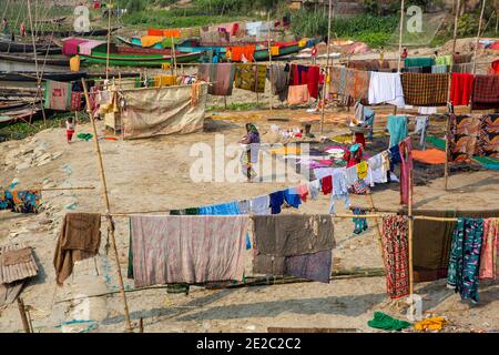 Asciugando i panni sulla riva del fiume Titas a Brahmanbaria, Bangladesh. Foto Stock