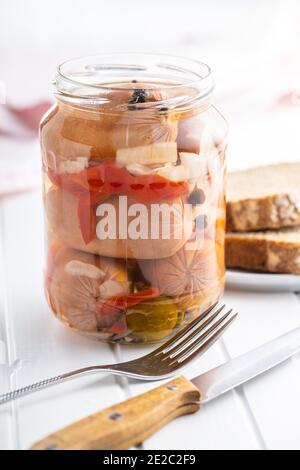 Salumi sottaceto con cipolla e pepe rosso. Cibo marinato in vaso. Foto Stock