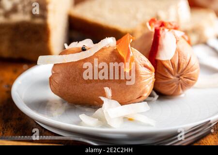 Salumi sottaceto con cipolla e pepe rosso. Cibo marinato su piatto. Foto Stock