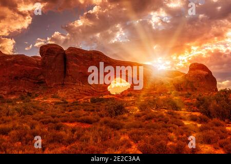 North Window Arch all'alba nel Parco Nazionale degli Arches, Utah USA Foto Stock