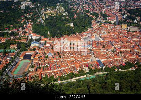 Vista aerea della città vecchia di Brasov con la piazza principale (Piata Sfatului) e la famosa Chiesa Nera. Foto scattata il 6 settembre 2020 a Braso Foto Stock