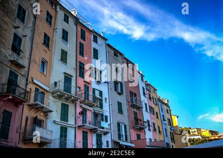 File di appartamenti colorati sparsi attraverso la città di Porto Venere contro un cielo estivo blu. Foto scattata il 28 settembre 2016 nella piccola città di Foto Stock