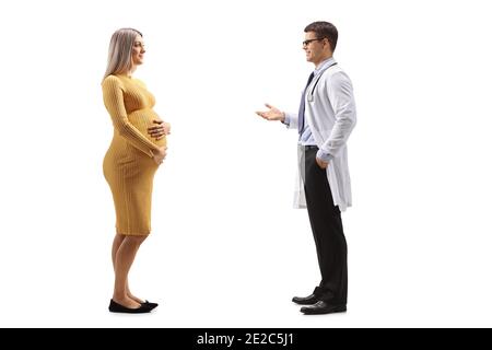 Foto di profilo a lunghezza intera di un medico che dà consiglio a. una donna incinta isolata su sfondo bianco Foto Stock