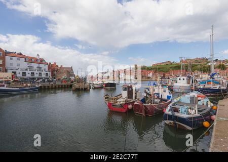 Pesca e barche a vela a Whitby Marina in un pomeriggio soleggiato nel North Yorkshire. Foto Stock